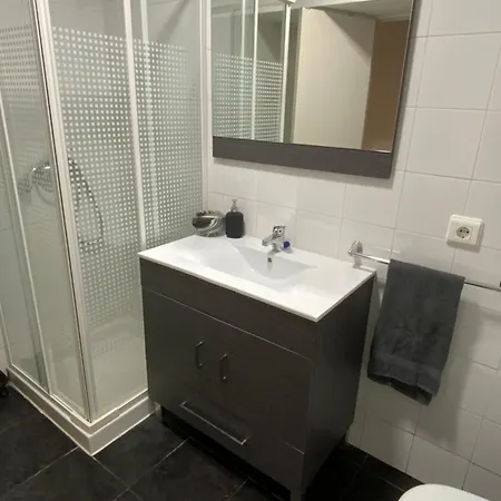 Piso Moderno Y Centrico Dos Salones * Santiago de Compostela