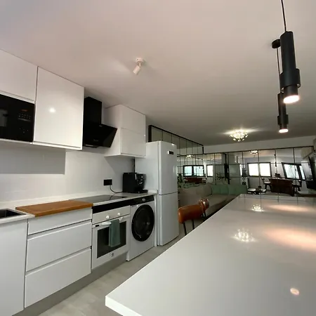 Piso Moderno Y Centrico Dos Salones * Santiago de Compostela