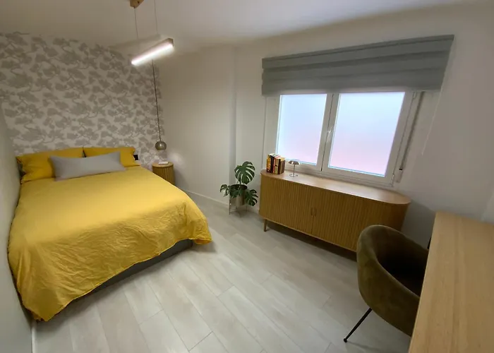 Piso Moderno Y Centrico Dos Salones * Santiago de Compostela